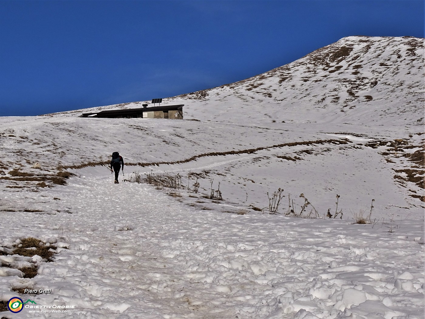 17 Salendo per pratoni cosparsi di neve verso la Baita Alta.JPG